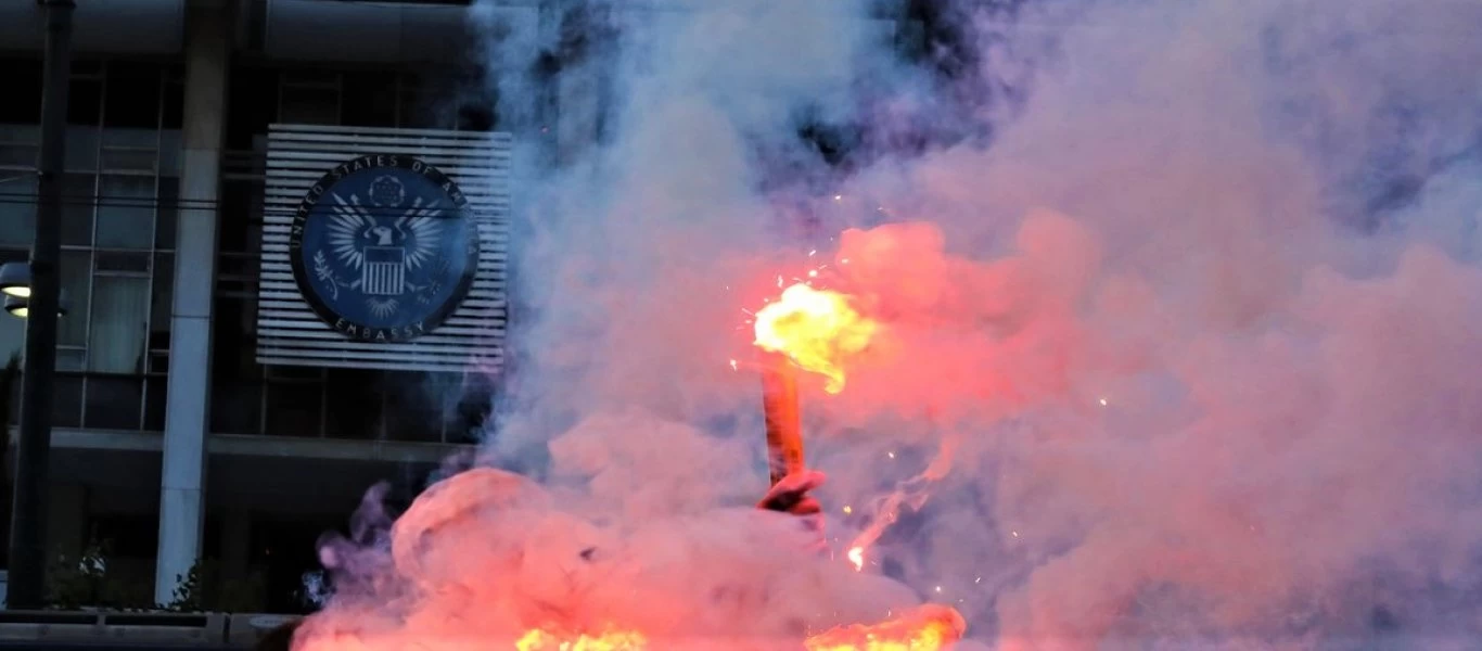 Φωτοβολίδα με αλεξίπτωτο έπεσε προς την αμερικανική πρεσβεία στην Βασιλίσσης Σοφίας - Πώς έγινε το περιστατικό